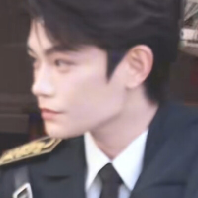 这个小哥哥拿什么输