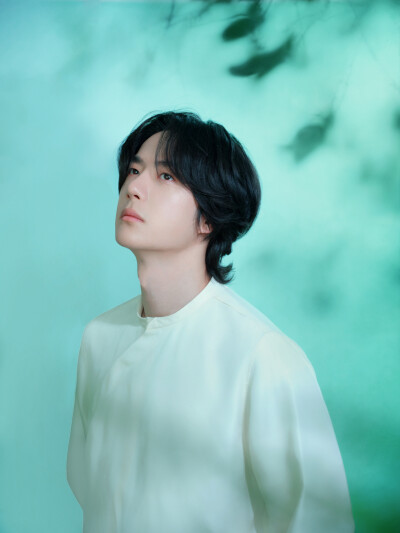 YIBO-OFFICIAL：
枝蔓轻摇，映照一湾澄澈，捕捉一瞬温柔。
在春意中告别4月～ @UNIQ-王一博 ​​​