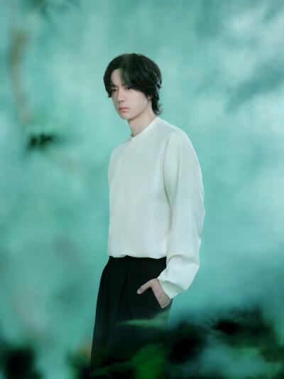 YIBO-OFFICIAL：
枝蔓轻摇，映照一湾澄澈，捕捉一瞬温柔。
在春意中告别4月～ @UNIQ-王一博 ​​​
