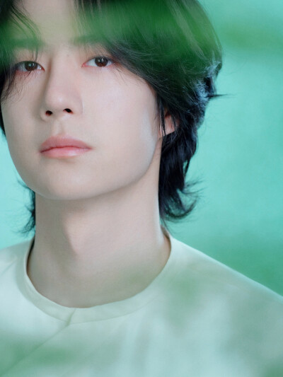 YIBO-OFFICIAL：
枝蔓轻摇，映照一湾澄澈，捕捉一瞬温柔。
在春意中告别4月～ @UNIQ-王一博 ​​​