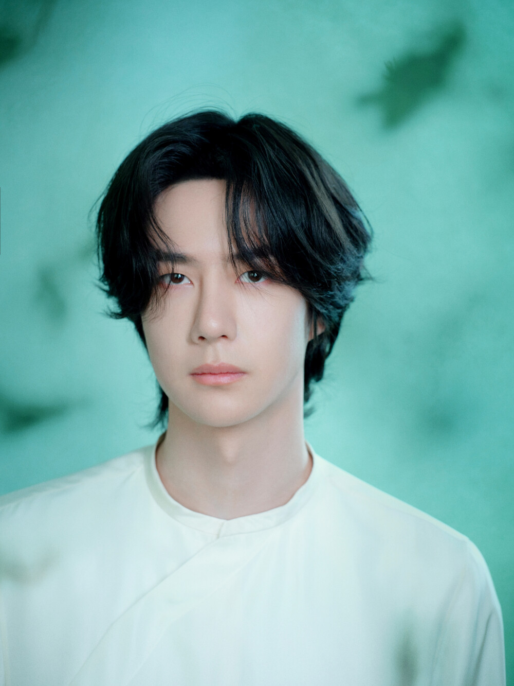 YIBO-OFFICIAL：
枝蔓轻摇，映照一湾澄澈，捕捉一瞬温柔。
在春意中告别4月～ @UNIQ-王一博 ​​​