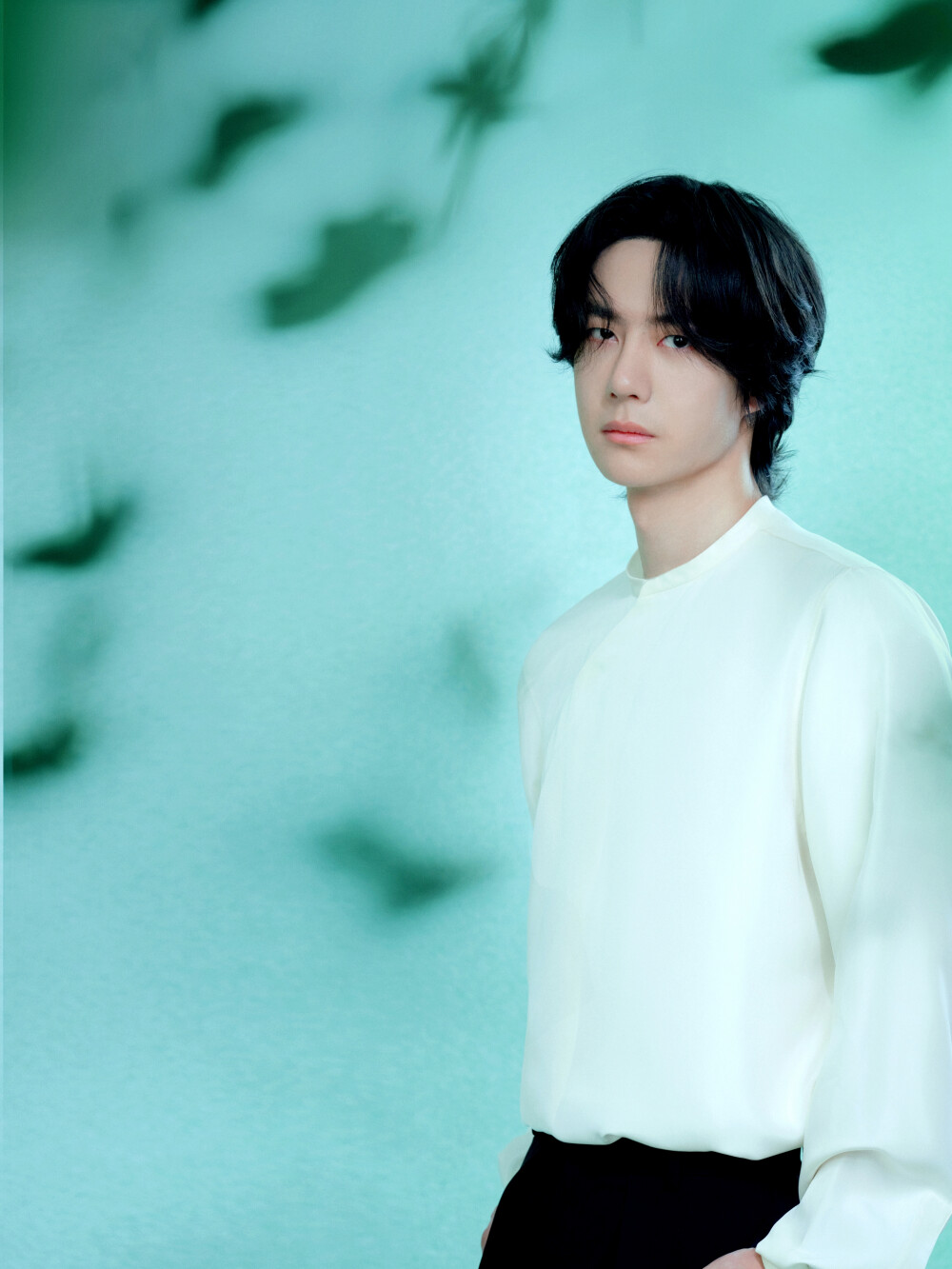 YIBO-OFFICIAL：
枝蔓轻摇，映照一湾澄澈，捕捉一瞬温柔。
在春意中告别4月～ @UNIQ-王一博 ​​​