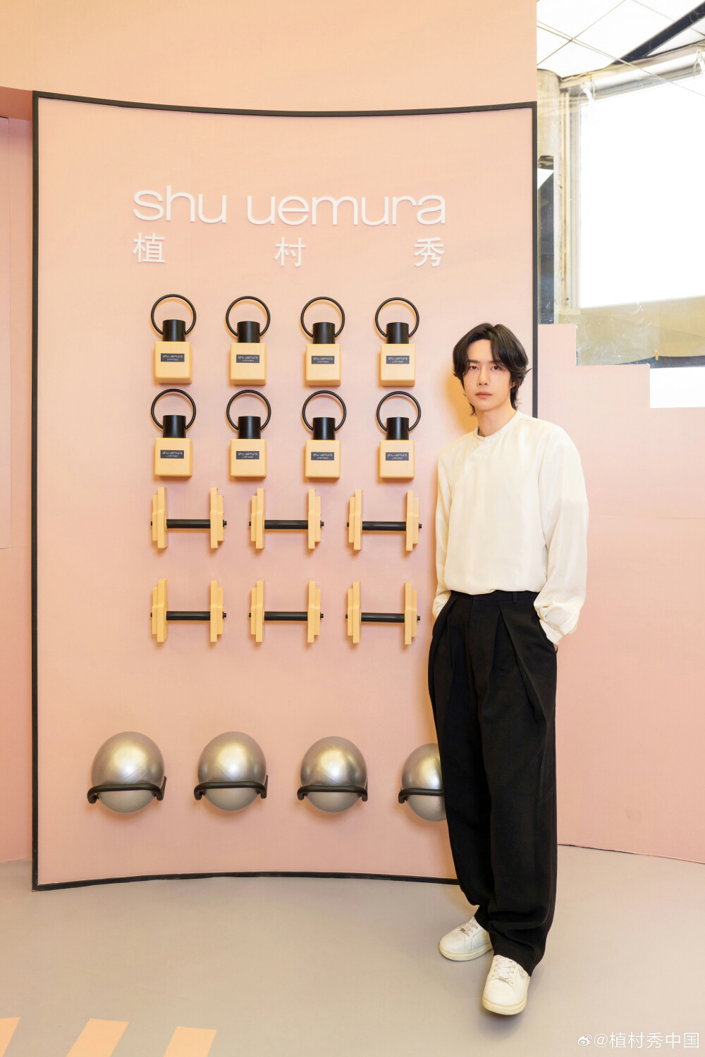 植村秀中国：
王一博在fit studio的持色秘诀是？
用全新第2代#植村秀持色小方瓶#
色不暗 色不花 色不假，一抹持色出片
五一来安福路，face check一下吧！
时间：2025/5/1 -  5/5
地址：上海市徐汇区安福路156号looknow ​​ ​​