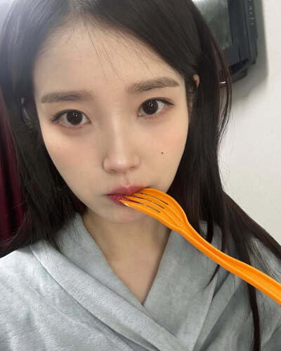 IU