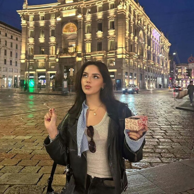 EuropeanandAmericanfemaleheadportrait