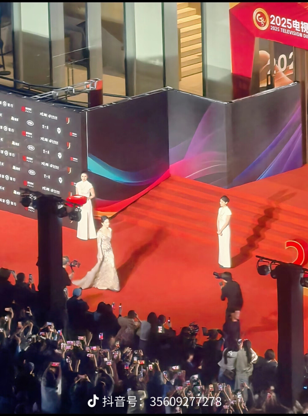 刘亦菲浙江宁波2025电视剧导演大会
刘亦菲凭借巜玫瑰的故事》黄亦玫一角荣获2025电视剧导演大会年度女主角
刘亦菲#视后#2025.4.27