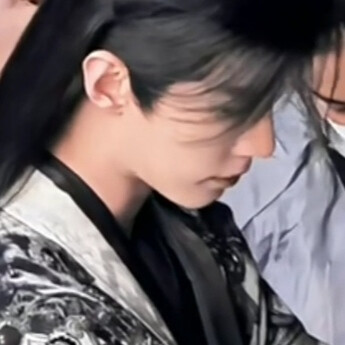 垂眸