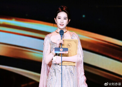 刘亦菲浙江宁波2025电视剧导演大会
刘亦菲凭借巜玫瑰的故事》黄亦玫一角荣获2025电视剧导演大会年度女主角
刘亦菲#视后#2025.4.27