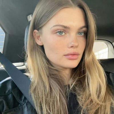 EuropeanandAmericanfemaleheadportrait