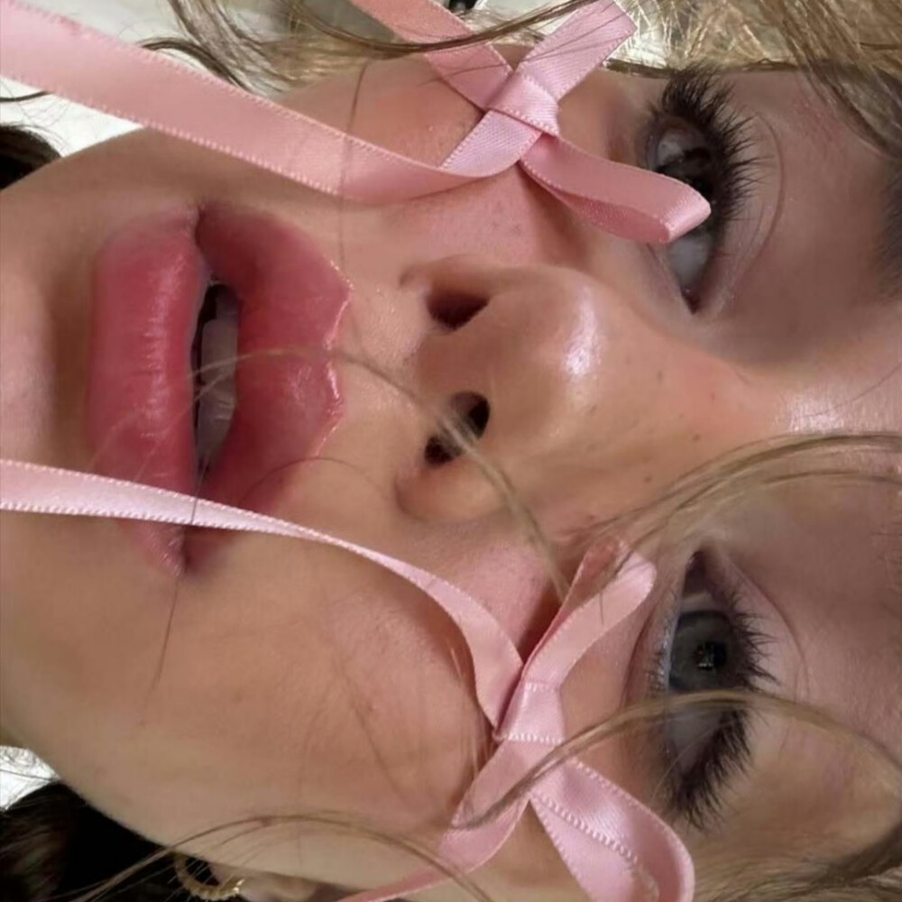 EuropeanandAmericanfemaleheadportrait