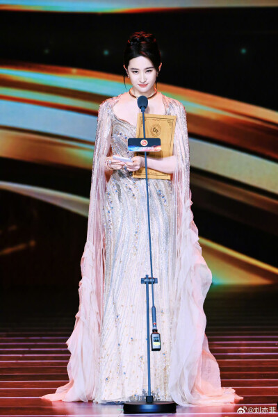 刘亦菲浙江宁波2025电视剧导演大会
刘亦菲凭借巜玫瑰的故事》黄亦玫一角荣获2025电视剧导演大会年度女主角
刘亦菲#视后#2025.4.27