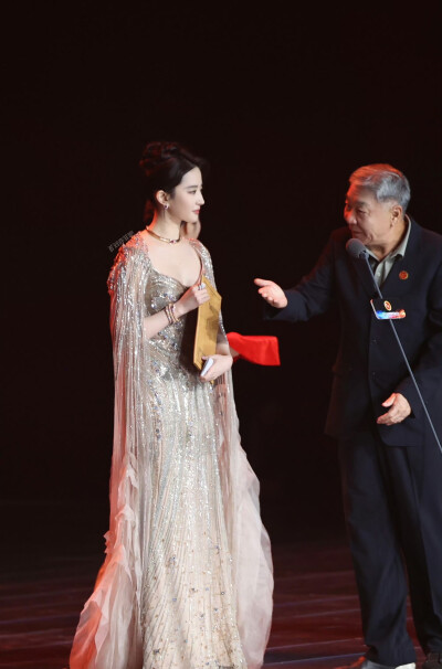 刘亦菲浙江宁波2025电视剧导演大会
刘亦菲凭借巜玫瑰的故事》黄亦玫一角荣获2025电视剧导演大会年度女主角
刘亦菲#视后#2025.4.27