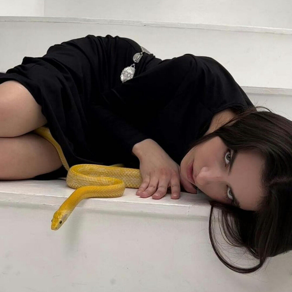 EuropeanandAmericanfemaleheadportrait