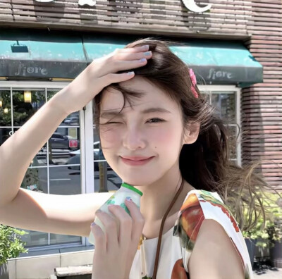 ，
