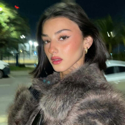 EuropeanandAmericanfemaleheadportrait