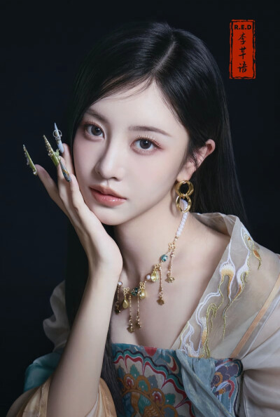 R.E.D李芊语