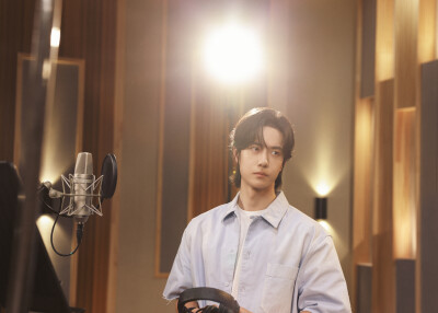 YIBO-OFFICIAL：
#王一博献唱五四晚会主题曲#
「前路不吝啬，从不给尽头，就让青春指引我！」
承青年力量，担时代之责。让青春之花在奋斗中绽放，这条追梦路，我们都是青春探路者！
@UNIQ-王一博 《青春探路者》侧拍…