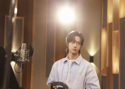 #王一博[超话]# · #王一博献唱五四晚会主题曲#
「前路不吝啬，从不给尽头，就让青春指引我！」
承青年力量，担时代之责。让青春之花在奋斗中绽放，这条追梦路，我们都是青春探路者！
@UNIQ-王一博 《青春探路者》侧…
