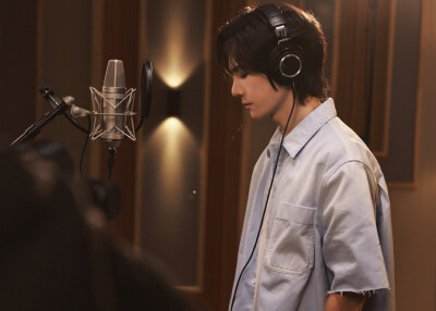 #王一博[超话]# · #王一博献唱五四晚会主题曲#
「前路不吝啬，从不给尽头，就让青春指引我！」
承青年力量，担时代之责。让青春之花在奋斗中绽放，这条追梦路，我们都是青春探路者！
@UNIQ-王一博 《青春探路者》侧…