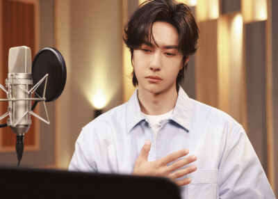 YIBO-OFFICIAL：
#王一博献唱五四晚会主题曲#
「前路不吝啬，从不给尽头，就让青春指引我！」
承青年力量，担时代之责。让青春之花在奋斗中绽放，这条追梦路，我们都是青春探路者！
@UNIQ-王一博 《青春探路者》侧拍…