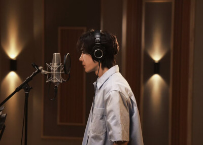 #王一博[超话]# · #王一博献唱五四晚会主题曲#
「前路不吝啬，从不给尽头，就让青春指引我！」
承青年力量，担时代之责。让青春之花在奋斗中绽放，这条追梦路，我们都是青春探路者！
@UNIQ-王一博 《青春探路者》侧…