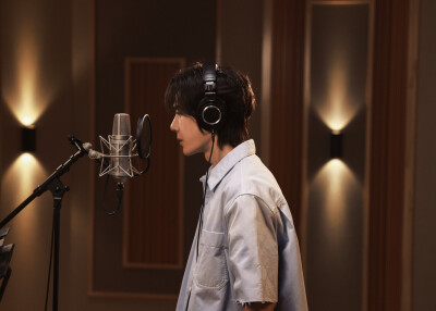 YIBO-OFFICIAL：
#王一博献唱五四晚会主题曲#
「前路不吝啬，从不给尽头，就让青春指引我！」
承青年力量，担时代之责。让青春之花在奋斗中绽放，这条追梦路，我们都是青春探路者！
@UNIQ-王一博 《青春探路者》侧拍…