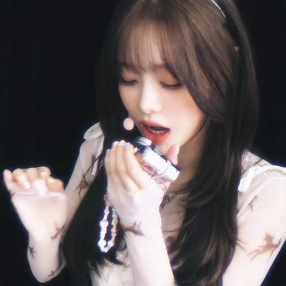 锈蚀栅栏后藏着倒生长的黑色郁金香
*金智雨