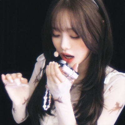 锈蚀栅栏后藏着倒生长的黑色郁金香
*金智雨