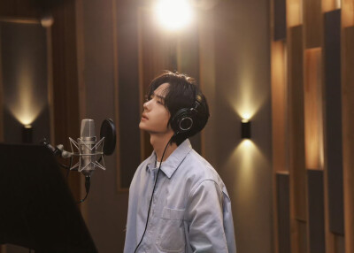 #王一博[超话]# · #王一博献唱五四晚会主题曲#
「前路不吝啬，从不给尽头，就让青春指引我！」
承青年力量，担时代之责。让青春之花在奋斗中绽放，这条追梦路，我们都是青春探路者！
@UNIQ-王一博 《青春探路者》侧…