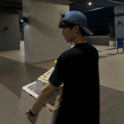 男头
你的眼睛比海辽阔