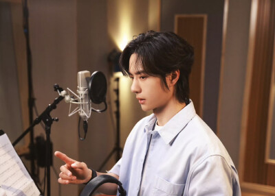 #王一博[超话]# · #王一博献唱五四晚会主题曲#
「前路不吝啬，从不给尽头，就让青春指引我！」
承青年力量，担时代之责。让青春之花在奋斗中绽放，这条追梦路，我们都是青春探路者！
@UNIQ-王一博 《青春探路者》侧…