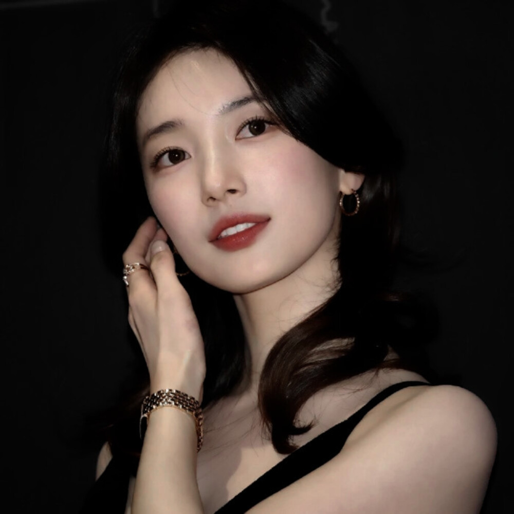 开头就像是打开了古老的收音机，里面是尘封于过去的回忆，存在于懵懂青涩时期的白月光和藏在心底的爱意