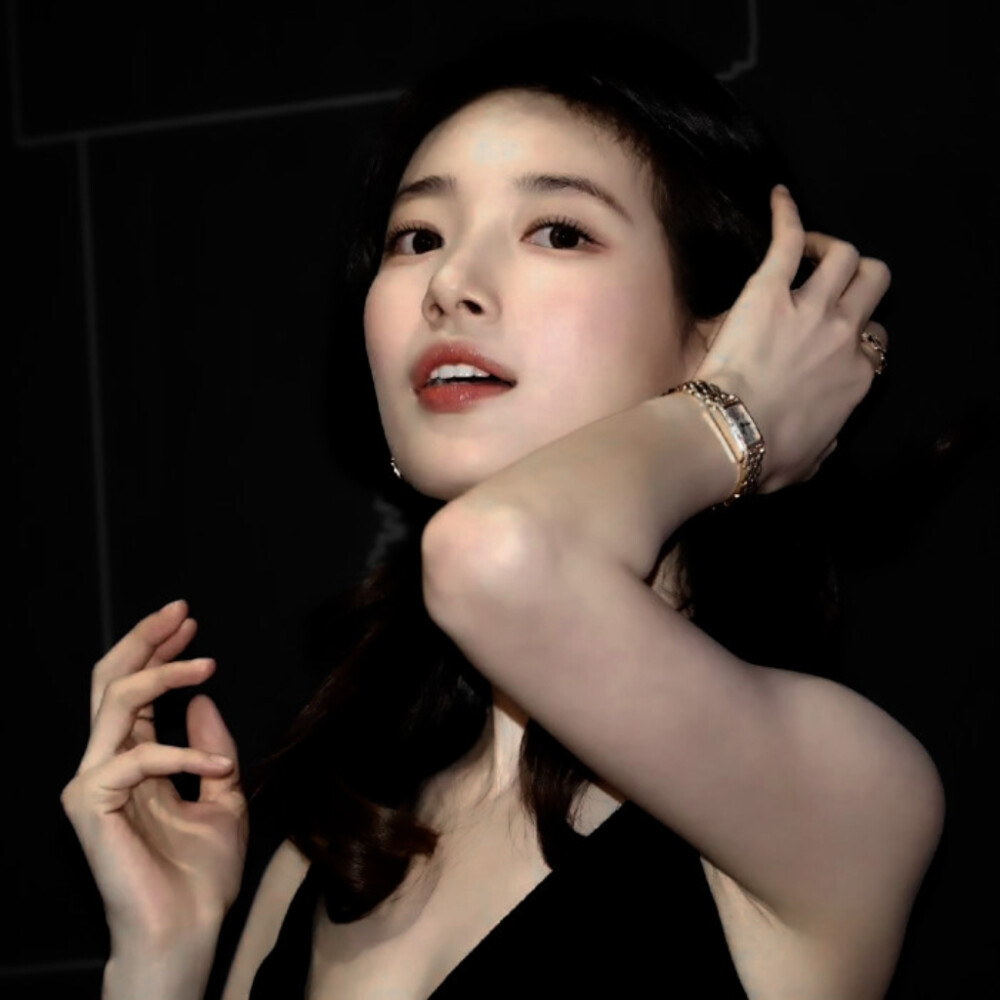 开头就像是打开了古老的收音机，里面是尘封于过去的回忆，存在于懵懂青涩时期的白月光和藏在心底的爱意