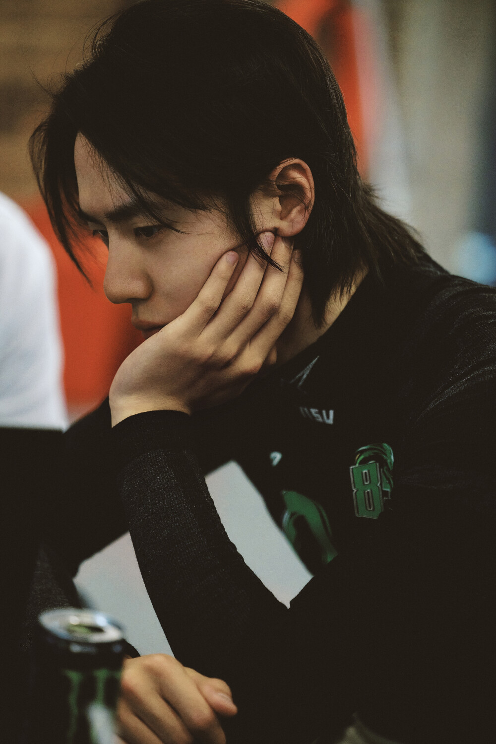 YIBO-OFFICIAL：
#YIBO MOMENT#
假期最后一天，请查收85号赛车手的托腮四连拍！！！！(ฅ'ω'ฅ)♪@UNIQ-王一博
新的一周也要打起精神来～☀