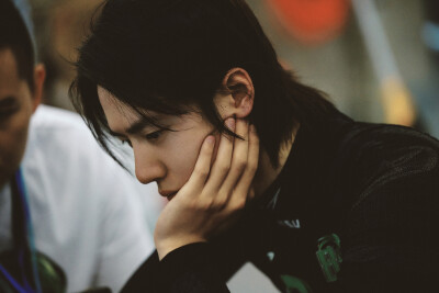 YIBO-OFFICIAL：
#YIBO MOMENT#
假期最后一天，请查收85号赛车手的托腮四连拍！！！！(ฅ'ω'ฅ)♪@UNIQ-王一博
新的一周也要打起精神来～☀