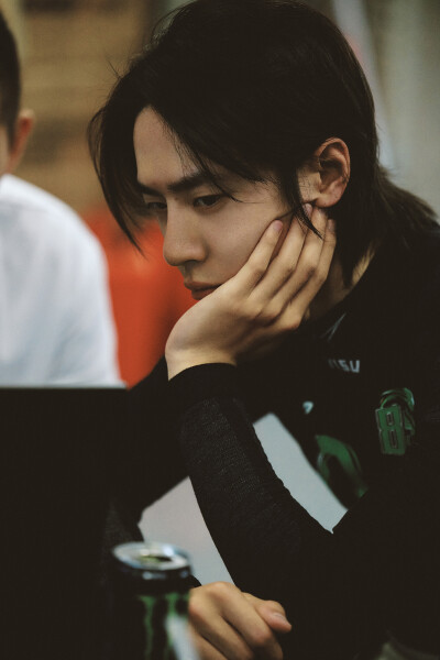 YIBO-OFFICIAL：
#YIBO MOMENT#
假期最后一天，请查收85号赛车手的托腮四连拍！！！！(ฅ'ω'ฅ)♪@UNIQ-王一博
新的一周也要打起精神来～☀