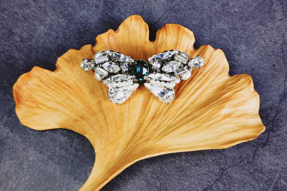 小蝴蝶串珠胸针