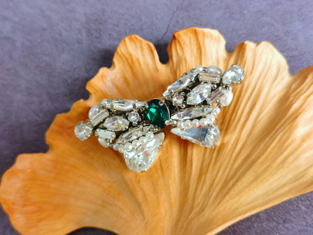 小蝴蝶串珠胸针