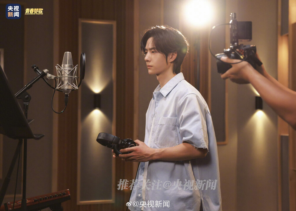 央视新闻：
【#王一博五四晚会高清大图#】#重温五四晚会精彩瞬间#
前路不吝啬，从不给尽头，就让青春指引我。
没时间蹉跎，就大声唱歌，直到落日亲吻我。
我是城市里散落是星斗，我是天外的来客，我是青春探路者……
央视五四晚会，@UNIQ-王一博 热血献唱主题曲《青春探路者》。戳高清大图↓↓ ​​​