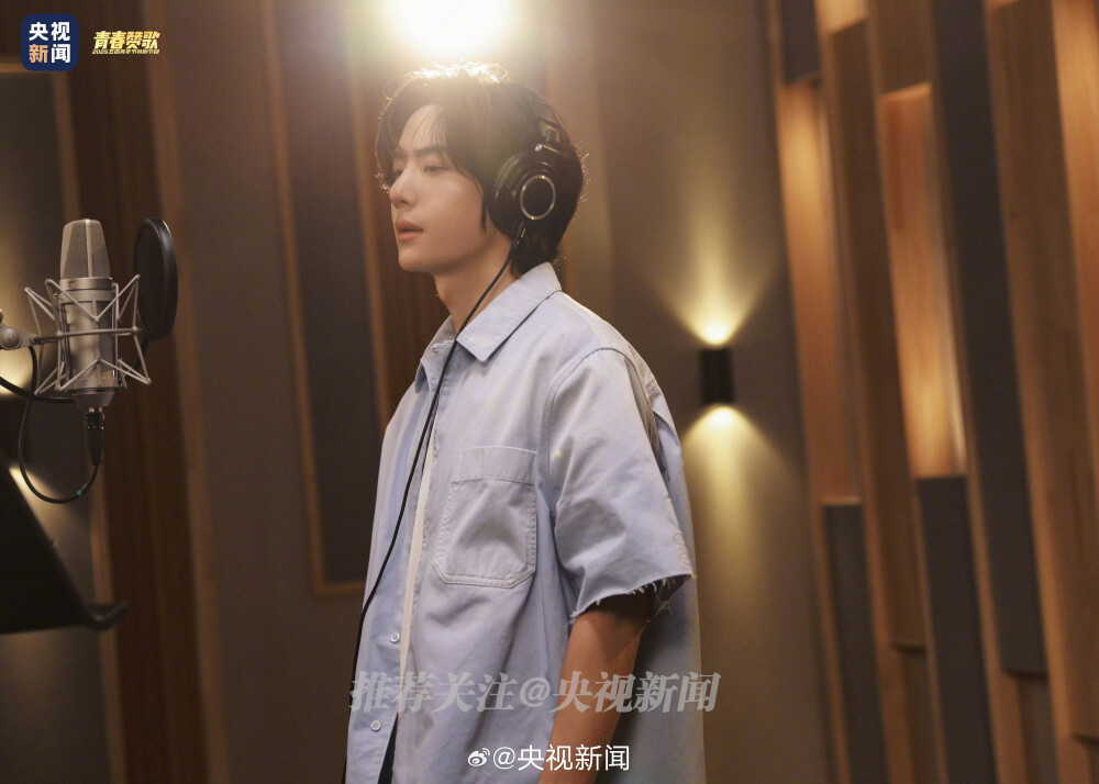 央视新闻：
【#王一博五四晚会高清大图#】#重温五四晚会精彩瞬间#
前路不吝啬，从不给尽头，就让青春指引我。
没时间蹉跎，就大声唱歌，直到落日亲吻我。
我是城市里散落是星斗，我是天外的来客，我是青春探路者……
央视五四晚会，@UNIQ-王一博 热血献唱主题曲《青春探路者》。戳高清大图↓↓ ​​​