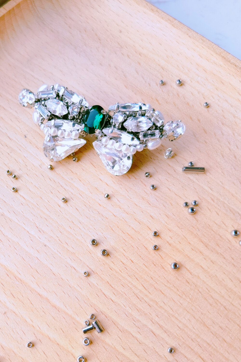 小蝴蝶串珠胸针