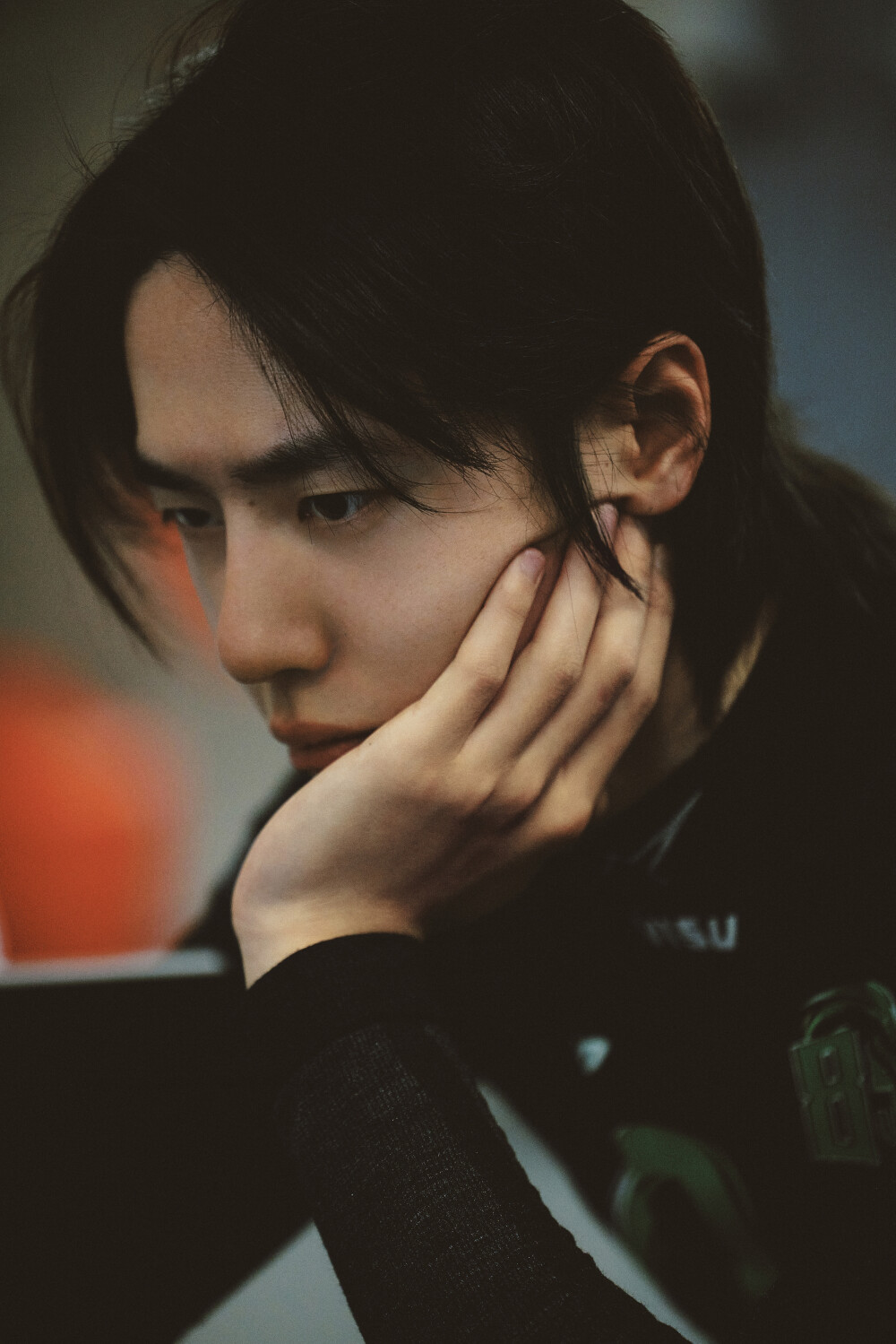 YIBO-OFFICIAL：
#YIBO MOMENT#
假期最后一天，请查收85号赛车手的托腮四连拍！！！！(ฅ'ω'ฅ)♪@UNIQ-王一博
新的一周也要打起精神来～☀