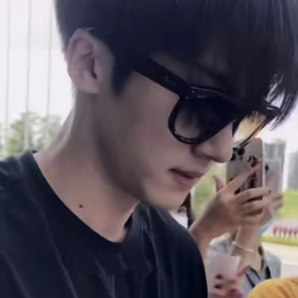 片段中有些散落