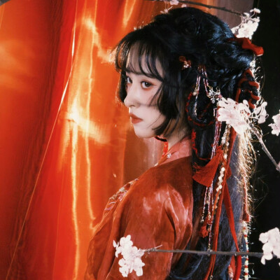 我亦飘然携一剑，足踏浮云任所之。//沈月