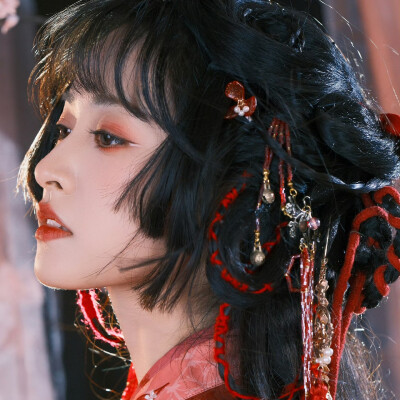 我亦飘然携一剑，足踏浮云任所之。//沈月