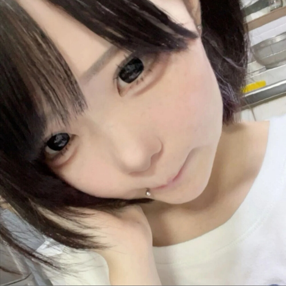 下辈子我要变成一个尺寸不对的指环
摇摇欲坠的待在你的无名指上 使你时刻注意 惶恐着我的消失