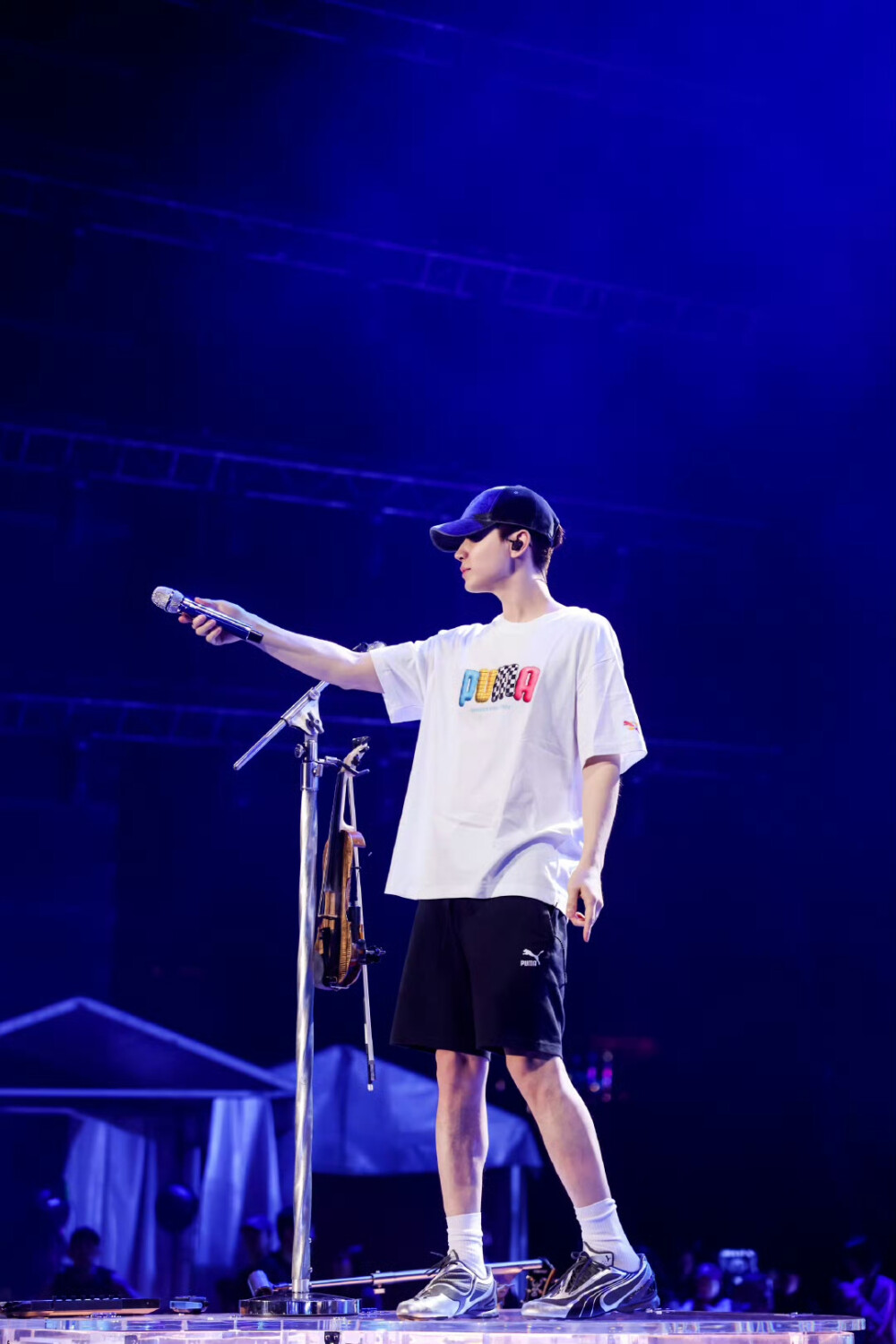 刘宪华官方工作室：
#假日音乐会##五一随手拍#武汉音乐节彩排打卡。