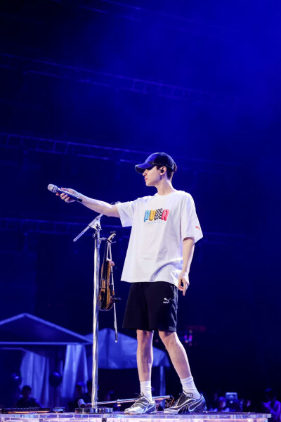 刘宪华官方工作室：
#假日音乐会##五一随手拍#武汉音乐节彩排打卡。