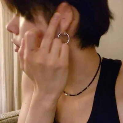 在拥有爱的世纪里悲伤