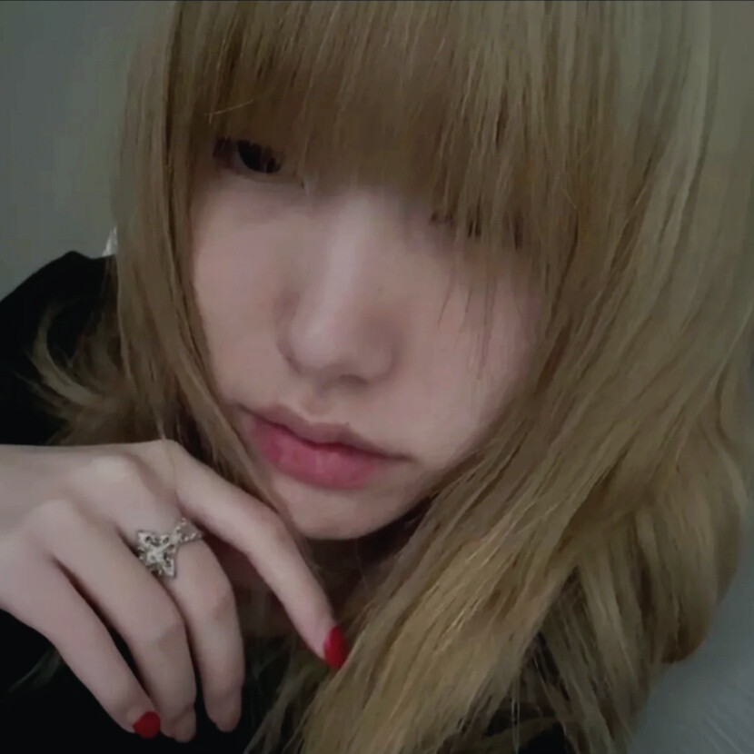 下辈子我要变成一个尺寸不对的指环
摇摇欲坠的待在你的无名指上 使你时刻注意 惶恐着我的消失